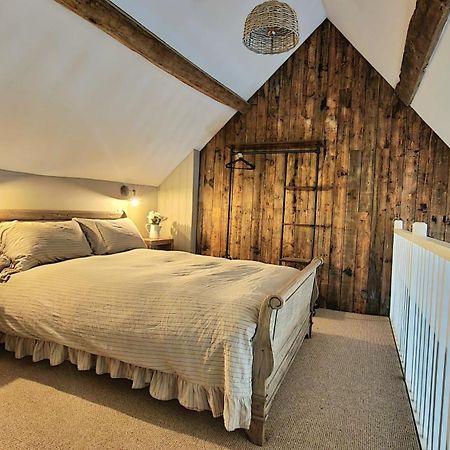 Вилла The Threshing Barn At Penrhos Court Кингтон Номер фото