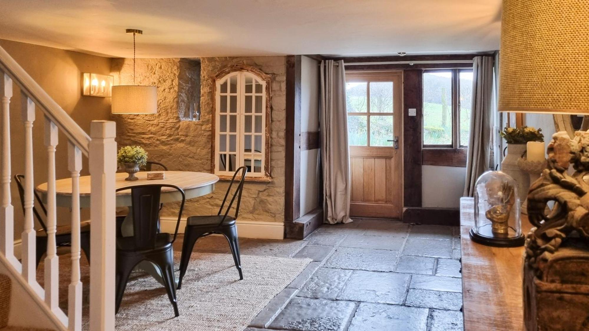 Вилла The Threshing Barn At Penrhos Court Кингтон Номер фото
