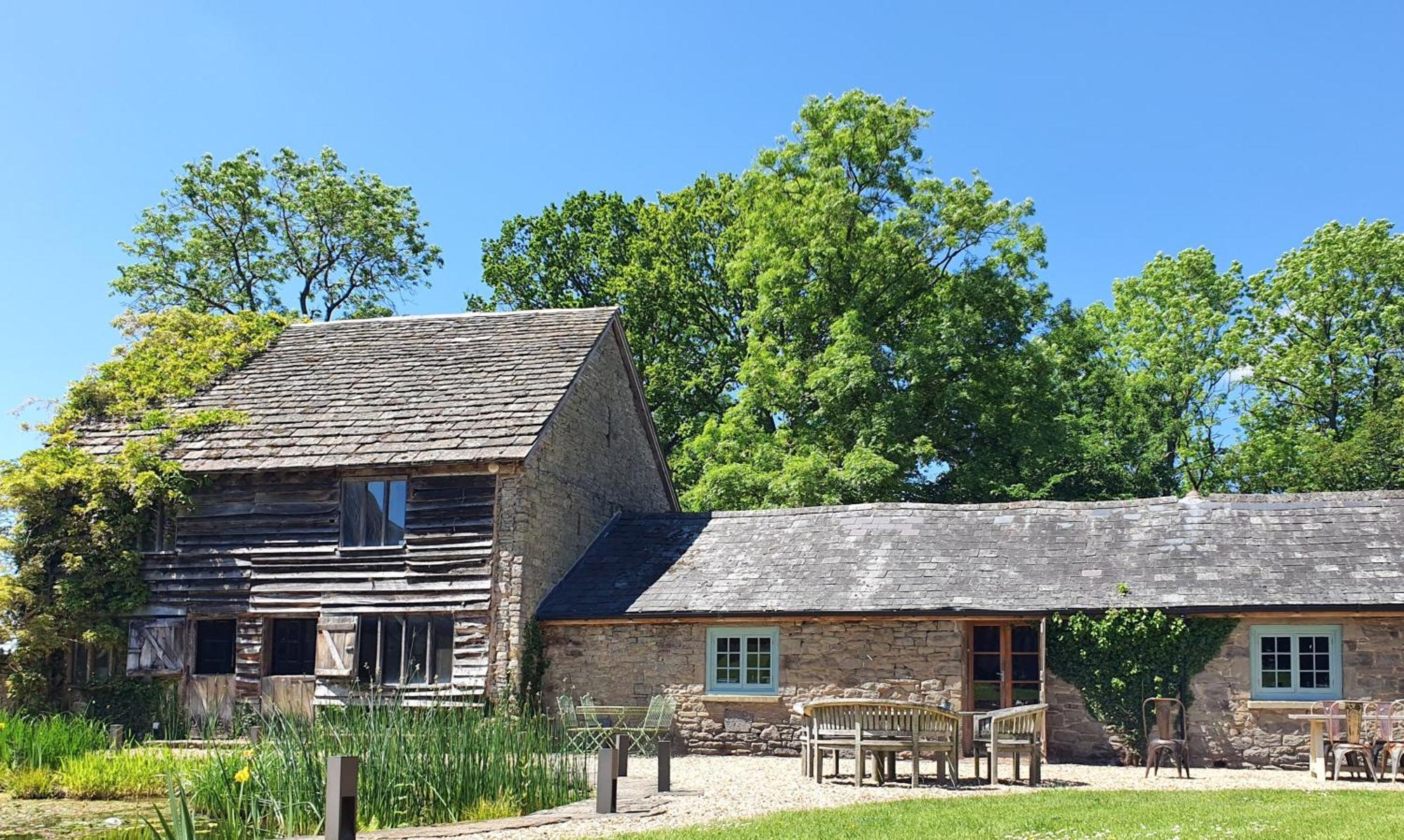 Вилла The Threshing Barn At Penrhos Court Кингтон Номер фото