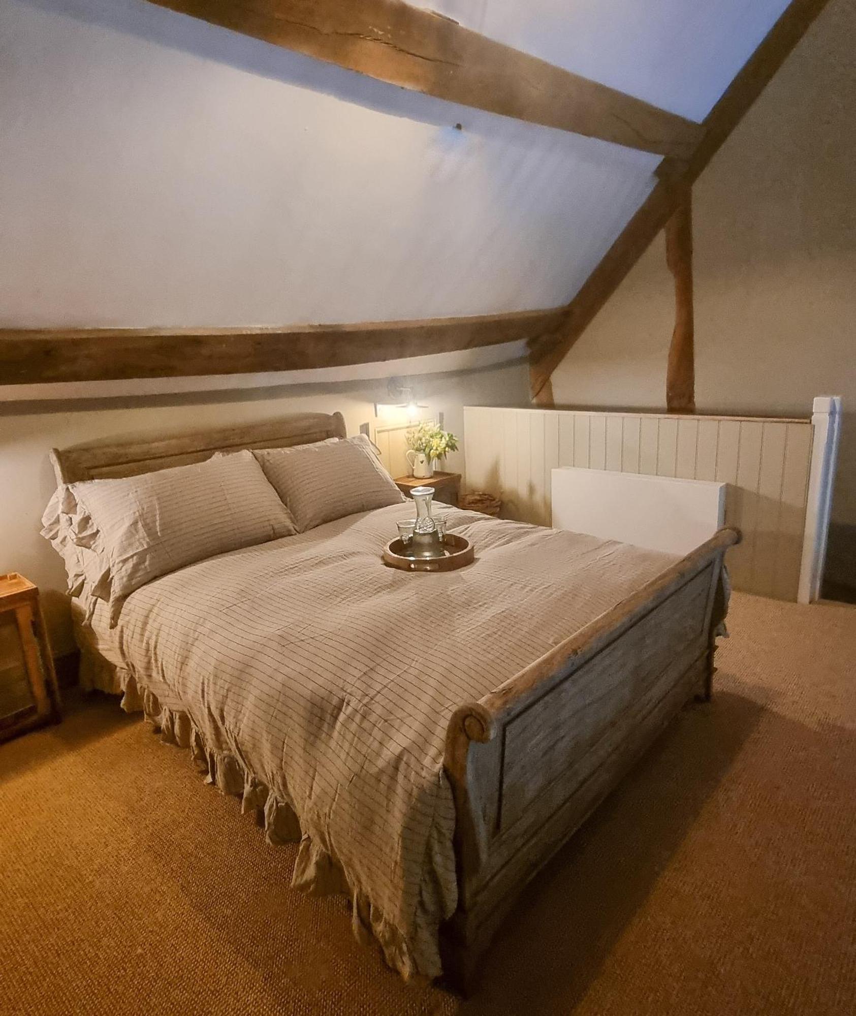 Вилла The Threshing Barn At Penrhos Court Кингтон Номер фото