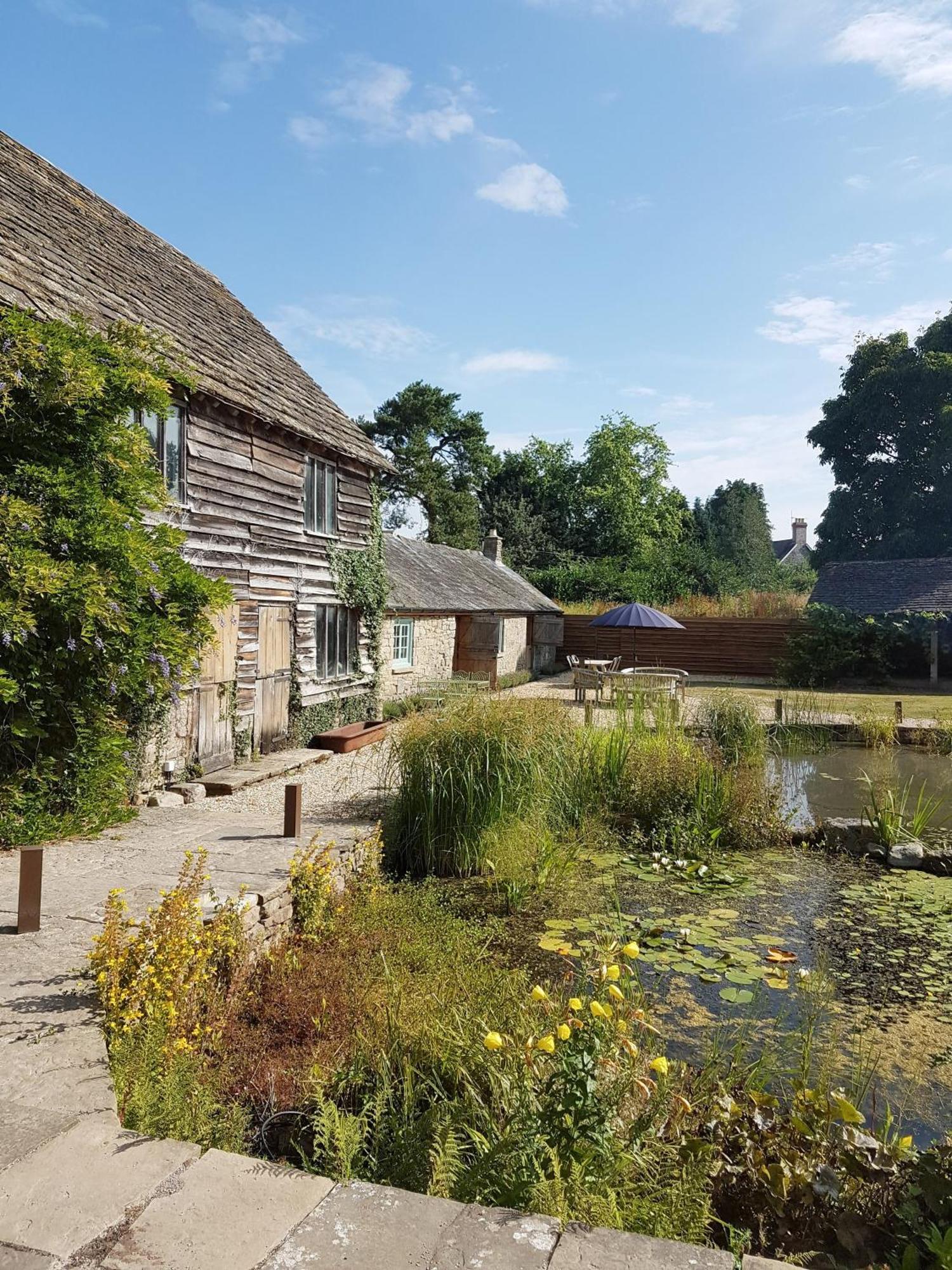 Вилла The Threshing Barn At Penrhos Court Кингтон Номер фото