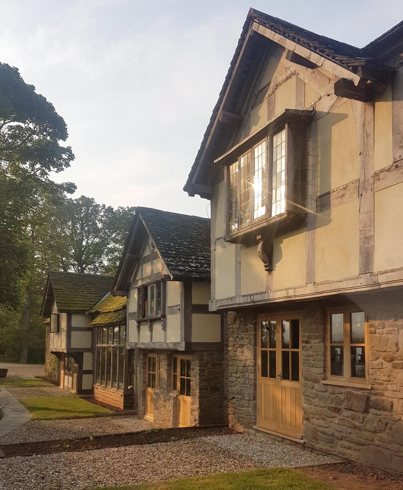 Вилла The Threshing Barn At Penrhos Court Кингтон Номер фото